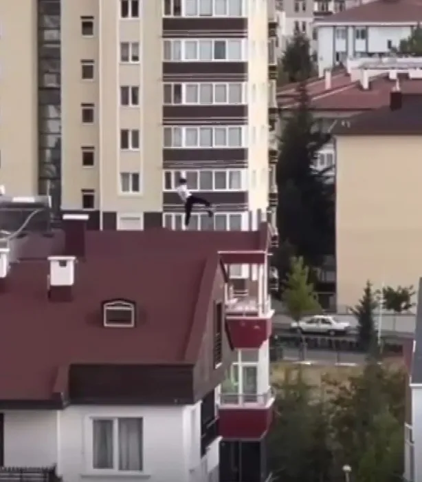 Nevşehirli Karate Kid yürekleri ağza getirdi: 10 katlı binanın çatısında değişik hareketler yaptı!