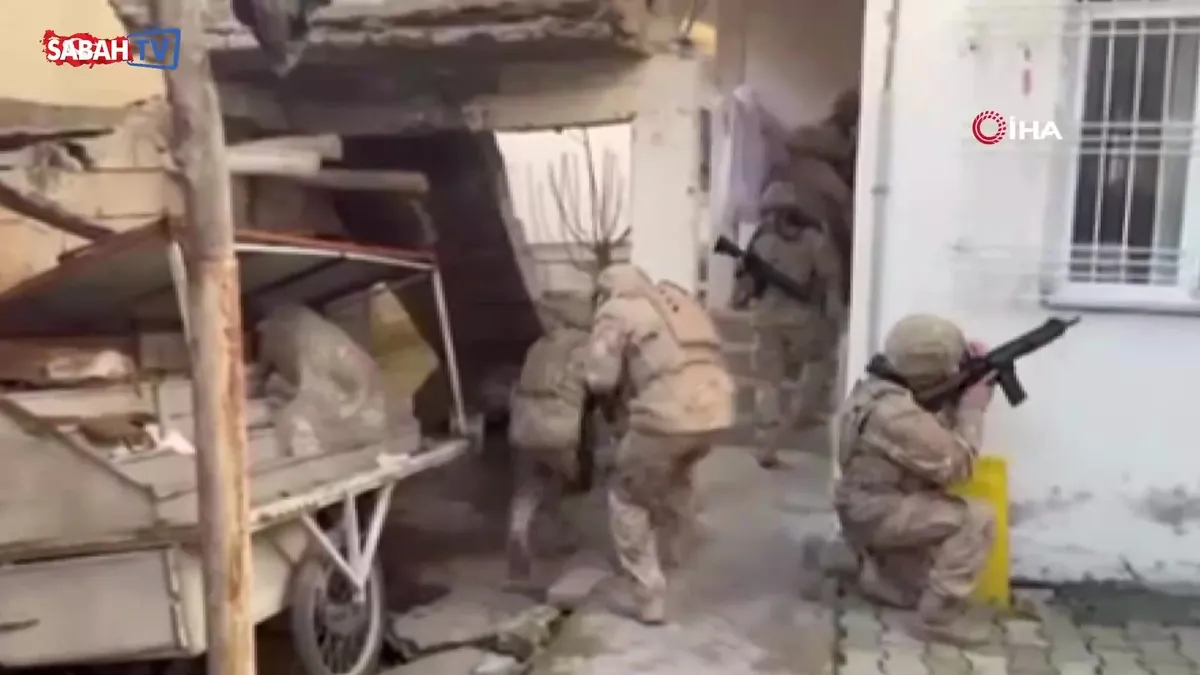 MİT’ten siber suç şebekesine operasyon: 12 kişi gözaltında | Video videosunu izle MİT’ten siber suç şebekesine operasyon: 12 kişi gözaltında | Video videosunu izle