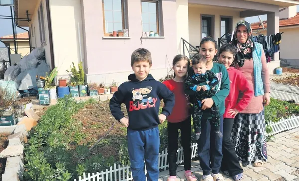 hatayda-yeni-koy-evine-yerlesen-depremzede-bilici-ailesi-devletimiz-hizir-gibi-yetisti-1769887149512.jpeg
