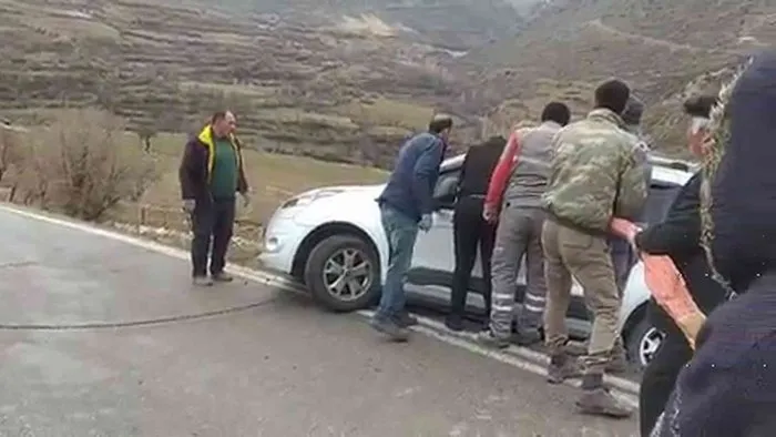 Siirt’te yol kenarında asılı kalan araç kurtarıldı