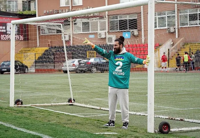karagumruklu-futbolcu-jimmy-durmazdan-flas-itiraf-gerekirse-kaleye-de-gecerim-1649932569768.jpeg