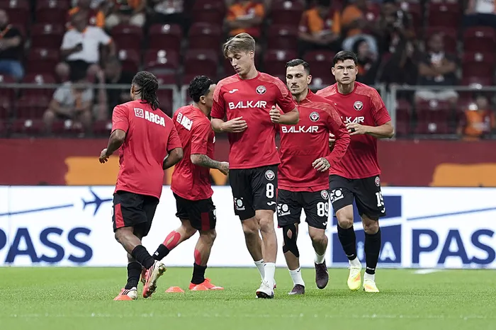canli-super-ligde-galatasaray-corum-fk-maci-ilk-yari-oynaniyor-1786733383534.jpeg