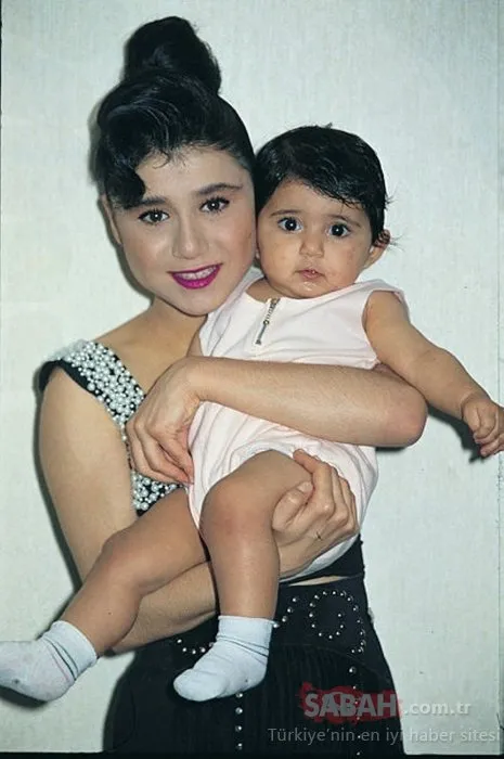 Yaprak Dökümü'nün Fikret'i Bennu Yıldırımlar'ın kızı Ada güzelliğiyle sosyal medyayı salladı! İşte Bennu Yıldırımlar'ın gözlerden uzak büyüyen kızı...