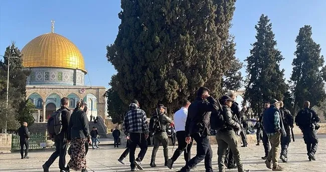 Fanatik Yahudi yerleşimcilerden Mescid-i Aksa’ya baskın Fanatik Yahudi yerleşimcilerden Mescid-i Aksa’ya baskın