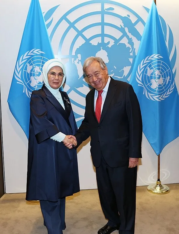 emine-erdogan-bm-genel-sekreteri-antonio-guterresle-gorustu-1727202747041.jpeg