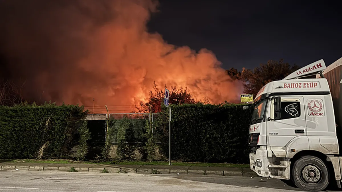 Bursa’da tekstil fabrikasının deposunda çıkan yangın söndürüldü