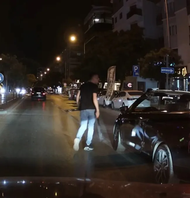 motosikletliye-doner-bicagi-cekti-o-surucu-kiskivrak-yakalandi-1746829539198.jpeg