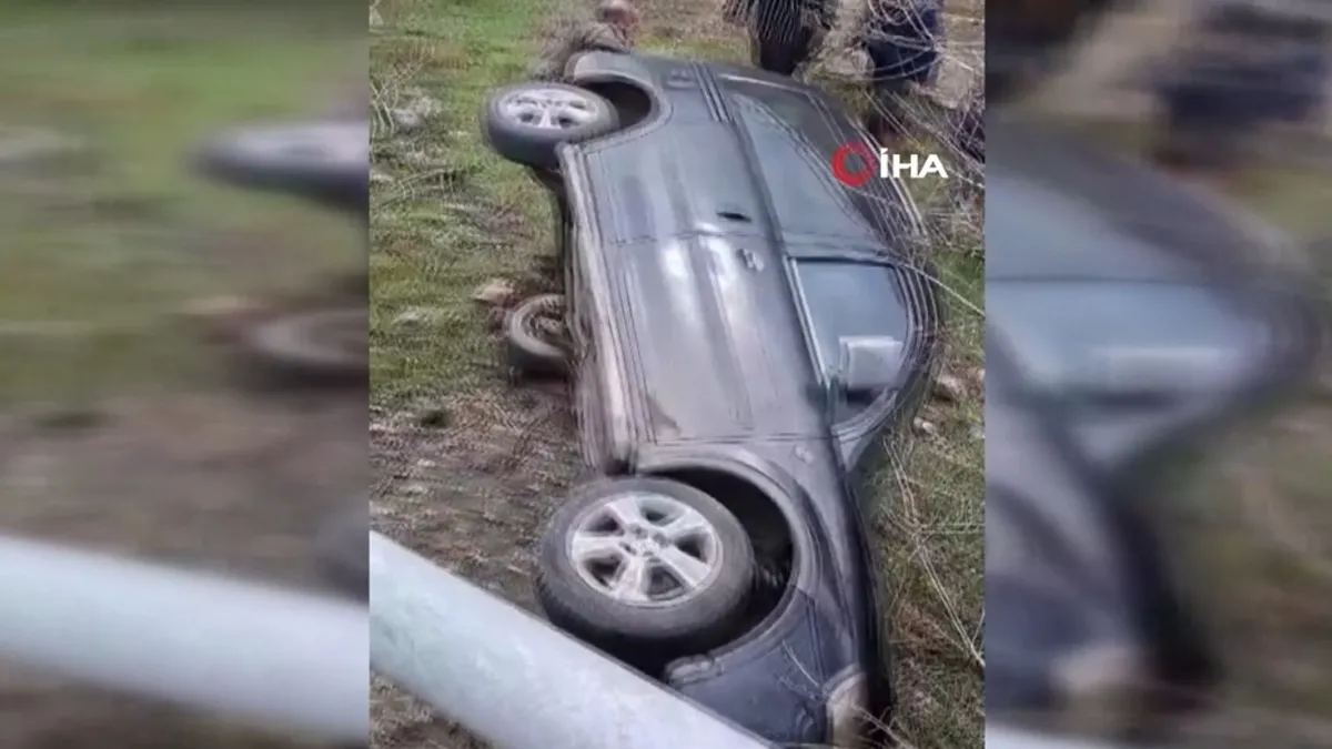 Amasya’da kamyonet menfeze devrildi: 3 yaralı Amasya’da kamyonet menfeze devrildi: 3 yaralı