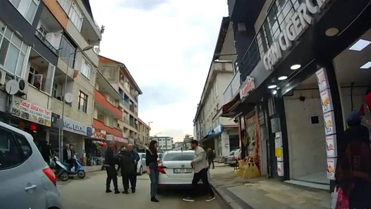 Düzce’de otomobil yayaya çarptı: Şoför değişip uzaklaştılar! Düzce’de otomobil yayaya çarptı: Şoför değişip uzaklaştılar!