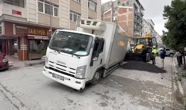 Kamyonet çöken yola düştü kepçe yardımı ile kurtarıldı #istanbul