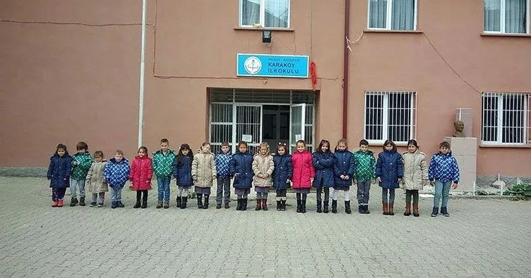 Karaköy İlkokulu öğrencilerine kışlık bot ve mont yardımı