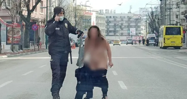 cirilciplak soyunup sokak ortasinda