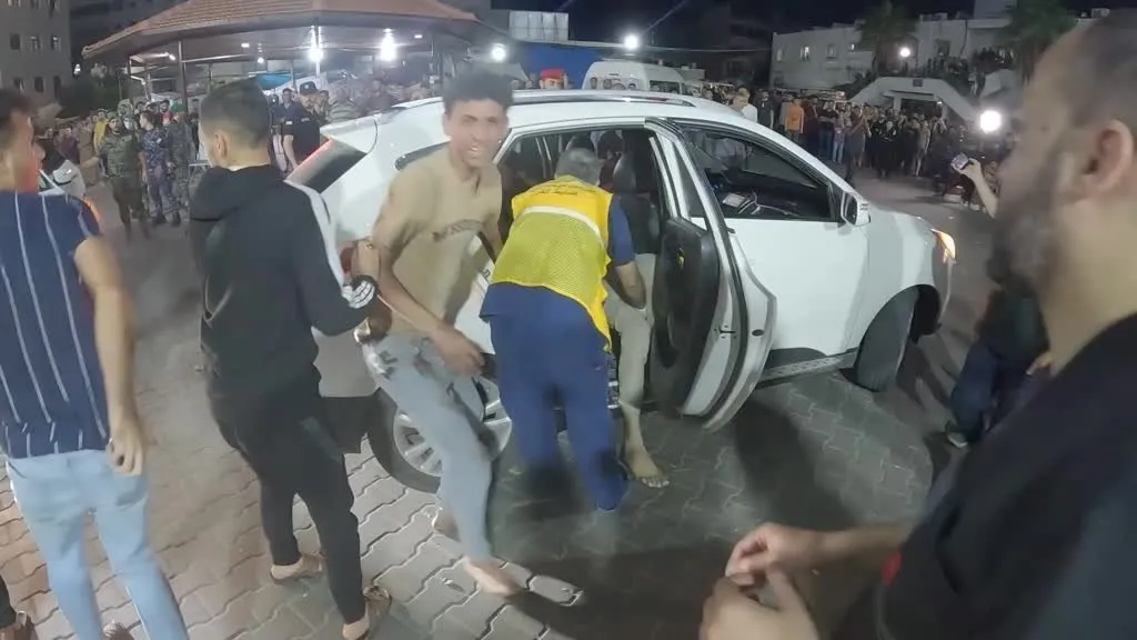 İsrail hastaneyi vurdu! İran 'Kara Bayrak' çekti: Savaş mı ilan etti?