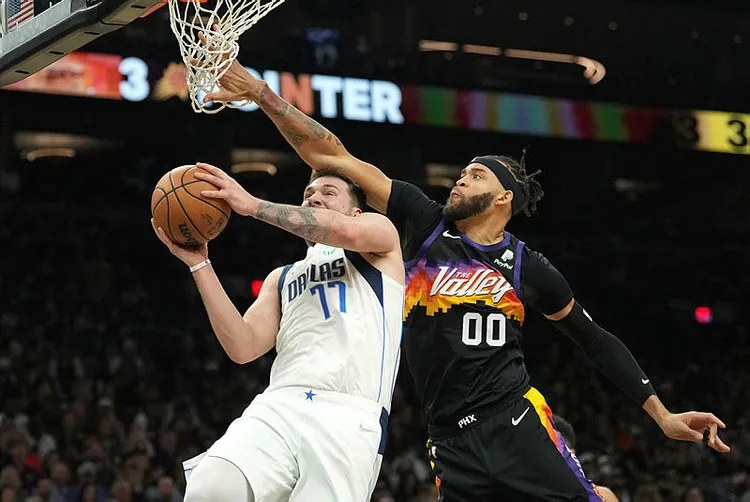 miami-heat-ve-phoenix-suns-serilerinde-1-0-one-gecti-1651574794003.jpg