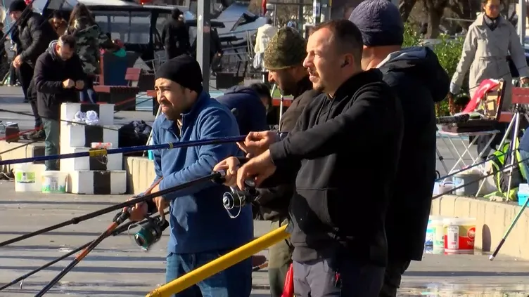 Sarıyer’de fotoğraf çekilmek isterken denize düştüler! Dalgayla beraber birden yok oldular!