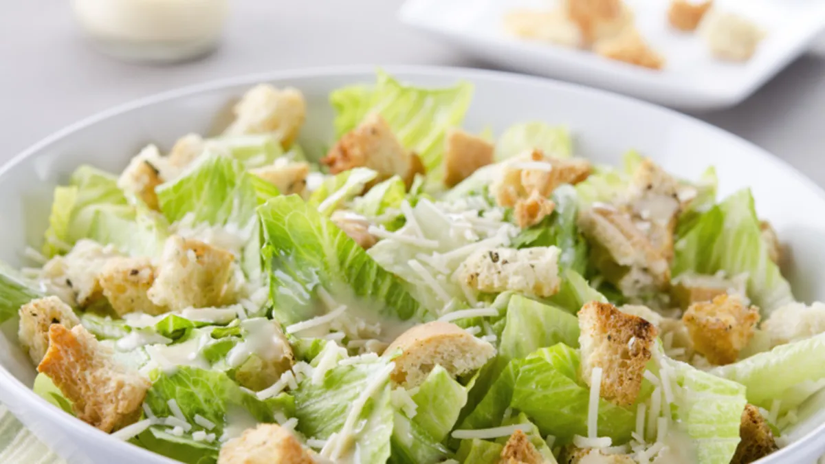 Yazın favorisi olacak! Tavuklu Sezar salata tarifiyle formda kalın