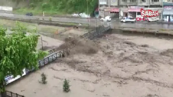 İnebolu'da köprünün yıkılma anı kamerada | Video