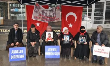 Muşlu aileler yağmur altında DEM Parti binası önündeki