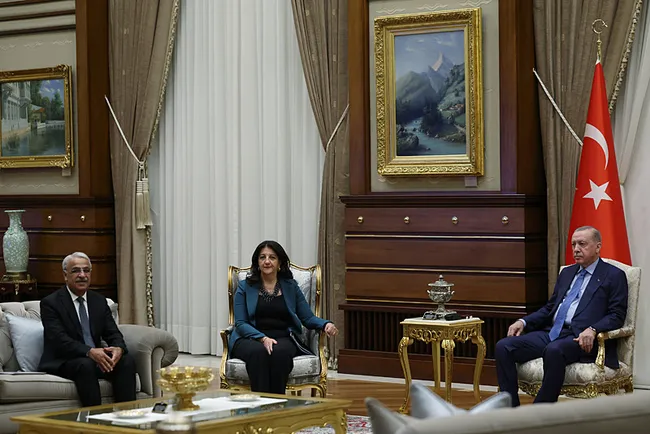 son-dakika-baskan-erdogan-dem-parti-heyetini-kabul-ediyor-gundem-terorsuz-turkiye-1761838936119.jpeg SON DAKİKA | Başkan Erdoğan, DEM Parti heyetini kabul etti! Gündem Terörsüz Türkiye...
