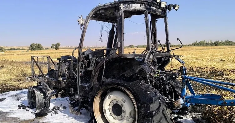 Elbistan’da traktör demir yığınına döndü