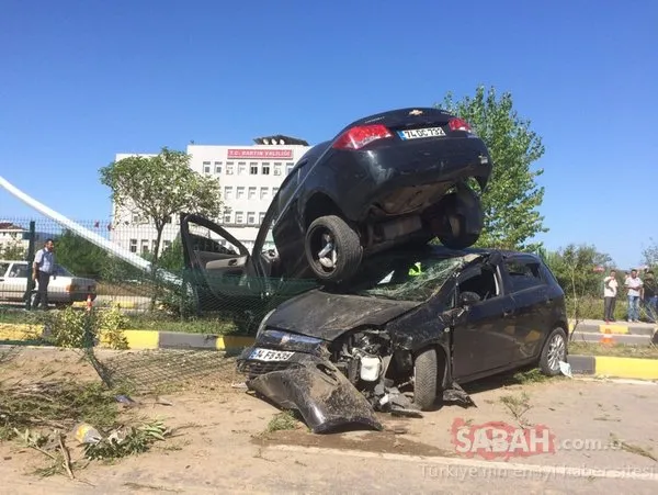 Bartın'da inanılmaz kaza: Otomobil, çarptığı otomobilin üzerinde kaldı