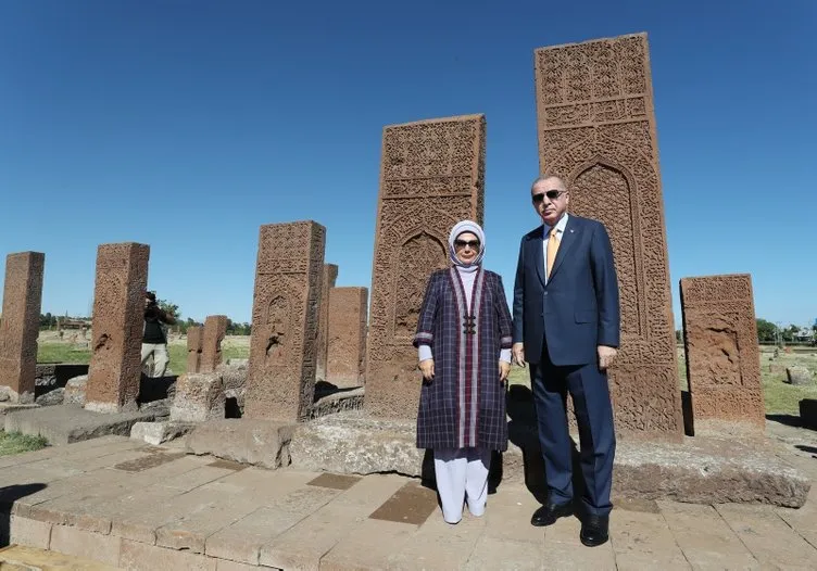 Başkan Erdoğan'dan Malazgirt Zaferi kutlamaları öncesi Ahlat Selçuklu Meydan Mezarlığı'na ziyaret