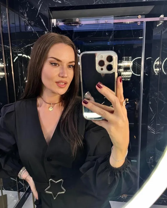 Ardı ardına paylaştığı pozlarına beğeni yağdı! Fahriye Evcen ve Burak Özçivit 2024 yılında neler yapmış neler!