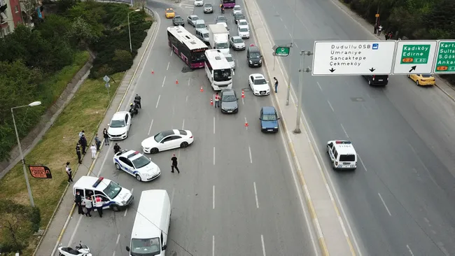 son-dakika-haberi-istanbulda-tam-kapanma-denetimi-yapildi-genc-kadin-ceza-yazan-polisin-plakasini-aldi-1620032808451.jpg