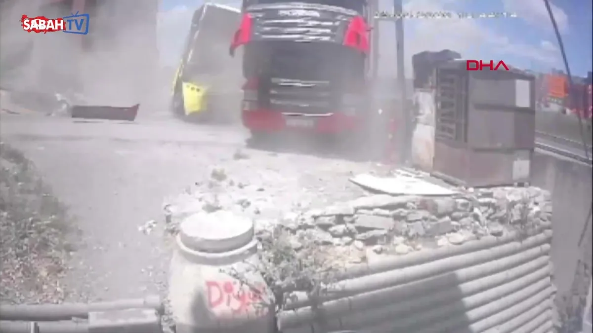Beylikdüzü’nde freni boşalan İETT otobüsü TIR’a çarptı! O kaza anı kamerada videosunu izle Beylikdüzü’nde freni boşalan İETT otobüsü TIR’a çarptı! O kaza anı kamerada videosunu izle