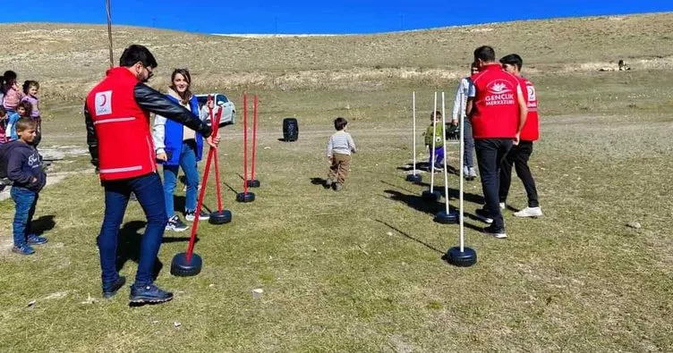 Köy köy gezip çocukları eğlendiriyorlar