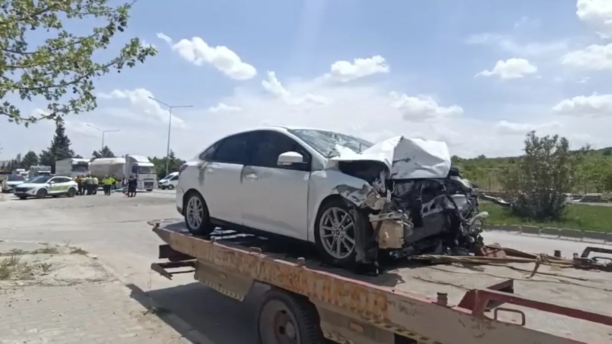 Otomobil TIR'a çarptı: 1 ölü, 5 yaralı