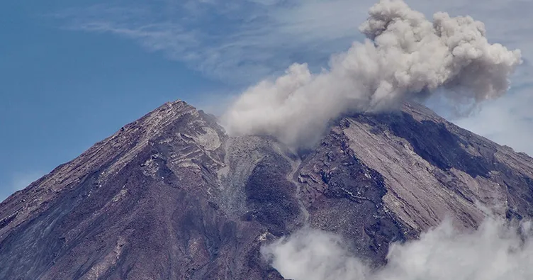 Endonezya’daki Semeru Yanardağı patladı