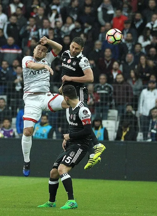 Rıdvan Dilmen: Van Persie ’keşke Beşiktaş’ta oynasam’ der
