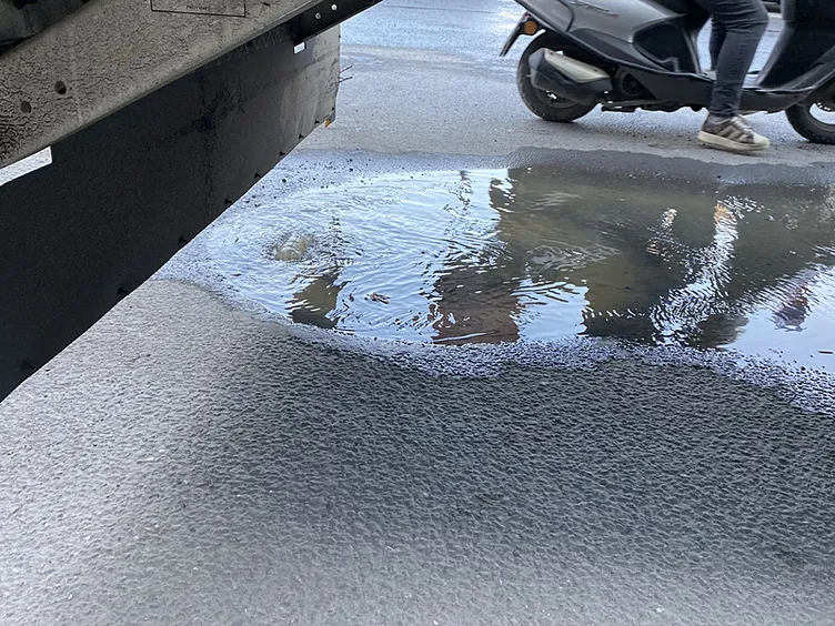 Bahçelievler’de kanalizasyon taştı, etrafı pis koku sardı! İBB’nin duyarsız kalması vatandaşı isyan ettirdi