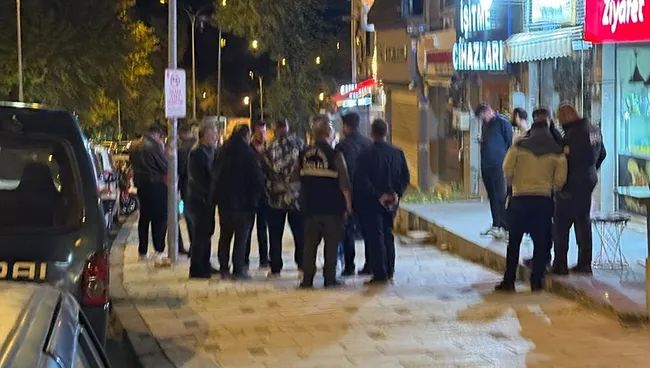 kiz-arkadasina-sarilan-sahsi-bicakladi-1790890634244.jpeg