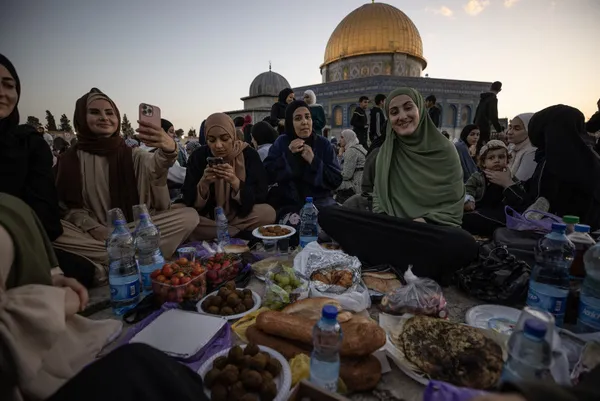 kuduste-bir-ramazan-gelenegi-mescid-i-aksadaki-iftar-sofralari-1681816928548.jpg