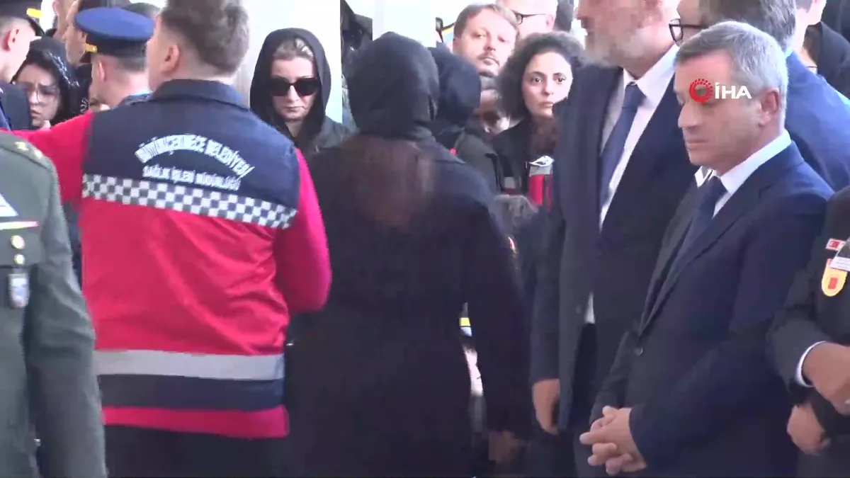 Şehit Pilot Yarbay Gökhan Korkmaz İstanbul’da son yolculuğuna uğurlandı… Şehidin oğlu merasime babasının kıyafetleriyle katıldı videosunu izle Şehit Pilot Yarbay Gökhan Korkmaz İstanbul’da son yolculuğuna uğurlandı… Şehidin oğlu merasime babasının kıyafetleriyle katıldı videosunu izle