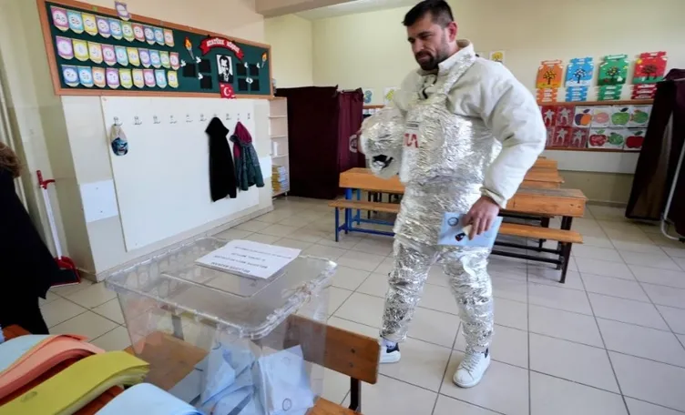 Sandıktan renkli görüntüler: Kral ve astronot kostümüyle geldiler