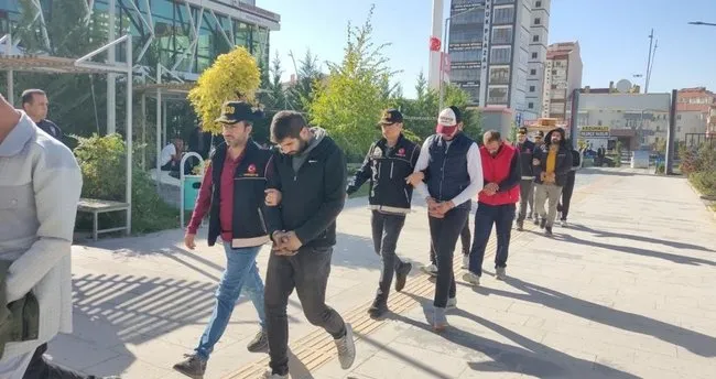 Niğde'de zehir tacirlerine operasyon: Çok sayıda gözaltı var Niğde'de zehir tacirlerine operasyon: Çok sayıda gözaltı var
