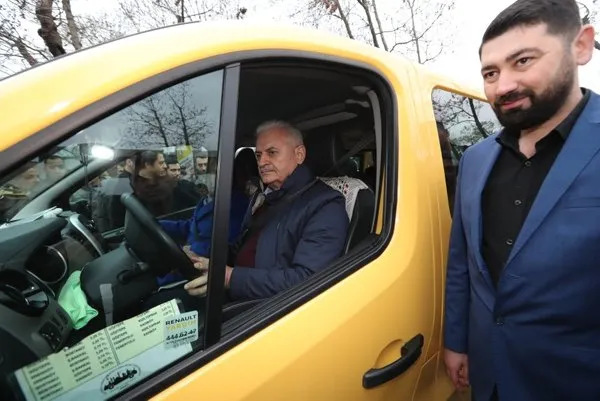 Binali Yıldırım, minibüs durağını ziyaret etti