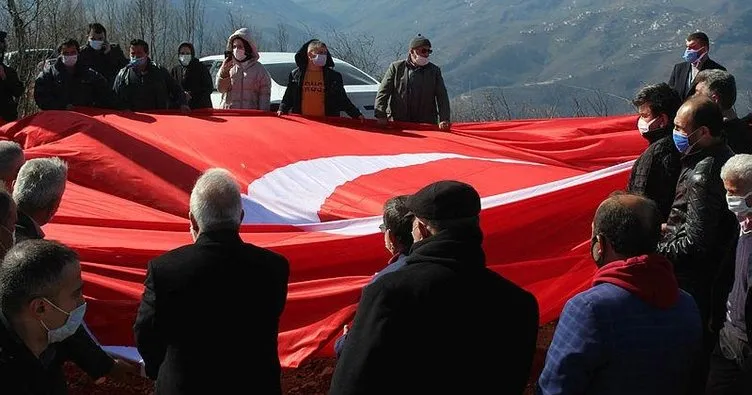 Gürgentepe’de 96 metrekarelik bayrak gururu
