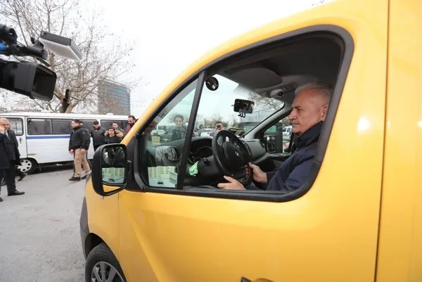 Binali Yıldırım, minibüs durağını ziyaret etti