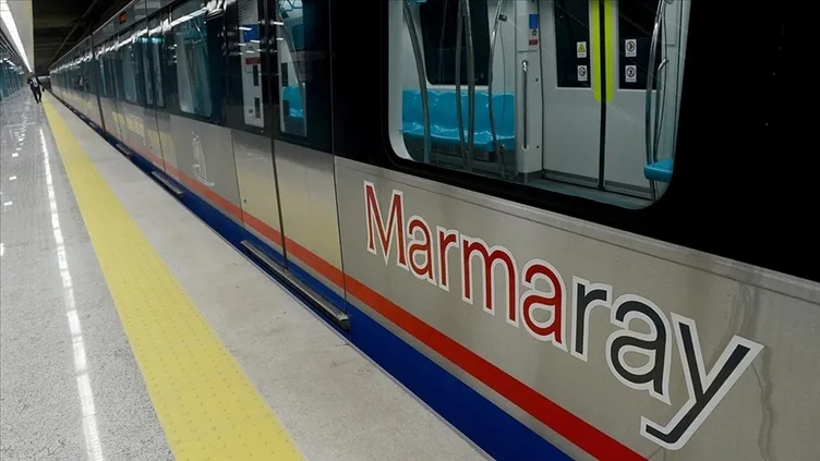 Marmaray’da terliklerini çıkarıp uzanan kişi tepki çekti! Bir de tehdit etti: Çabuk sil, yoksa...