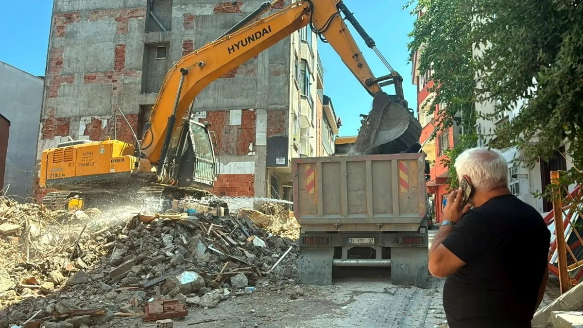 Kağıthane'de bir binanın yıkımı sırasında savrulan molozların çevreye zarar verdiği anı gösteren bir görsel.