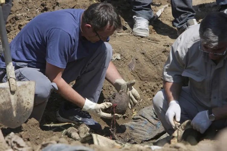 Srebrenitsa’da BM askerleri de toplu mezar kazmış