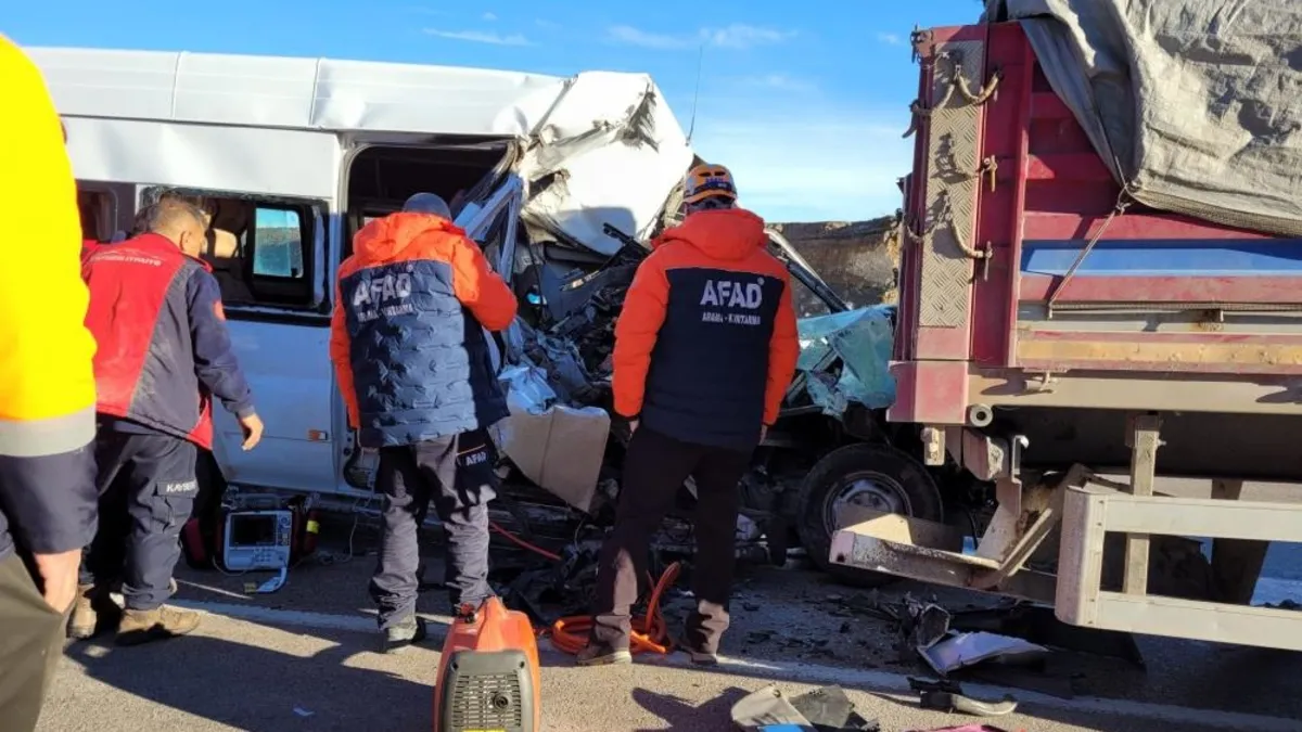 Kayseri'de öğrenci servisi tıra çarptı: Ölü ve yaralılar var
