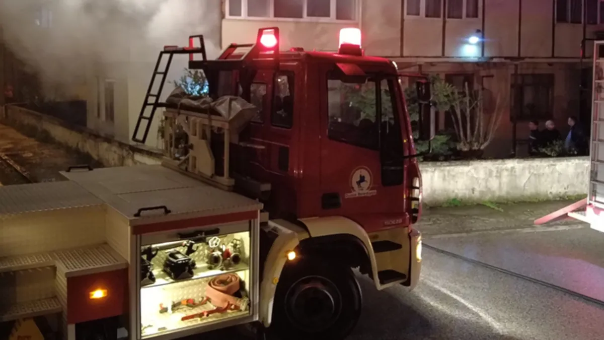 Düzce’de 2 katlı ev yangında kullanılamaz hale geldi Düzce’de 2 katlı ev yangında kullanılamaz hale geldi