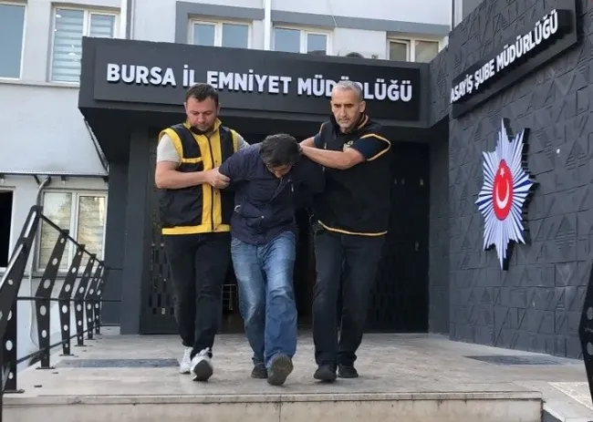 bursada-trabzonspor-formasi-giyen-yusuf-emir-bolata-biber-gazi-sikmisti-saldirgan-veysel-ilhan-hakkinda-karar-1750240578751.jpg Bursa'da Trabzonspor forması giyen Yusuf Emir Bolat'a biber gazı sıkmıştı: Saldırgan Veysel İlhan hakkında karar!