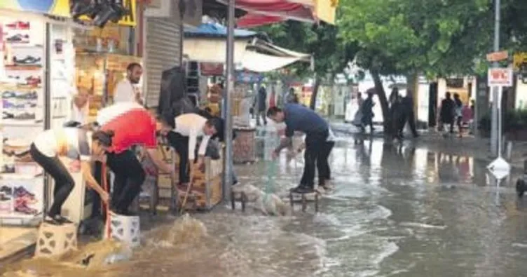 İzmir’de sel suları araçları sürükledi