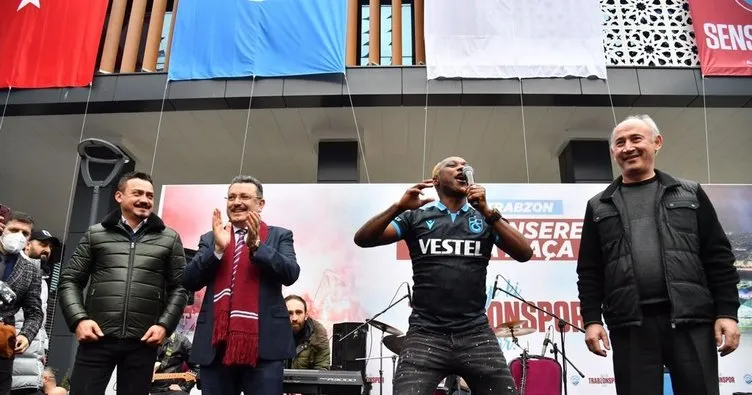 Trabzonspor taraftarları Kayserispor maçı öncesi konserle coştu! “İyi ki Trabzonspor var”